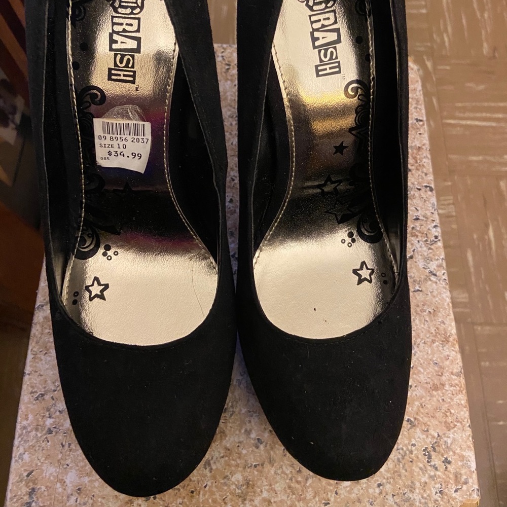 Black pumps